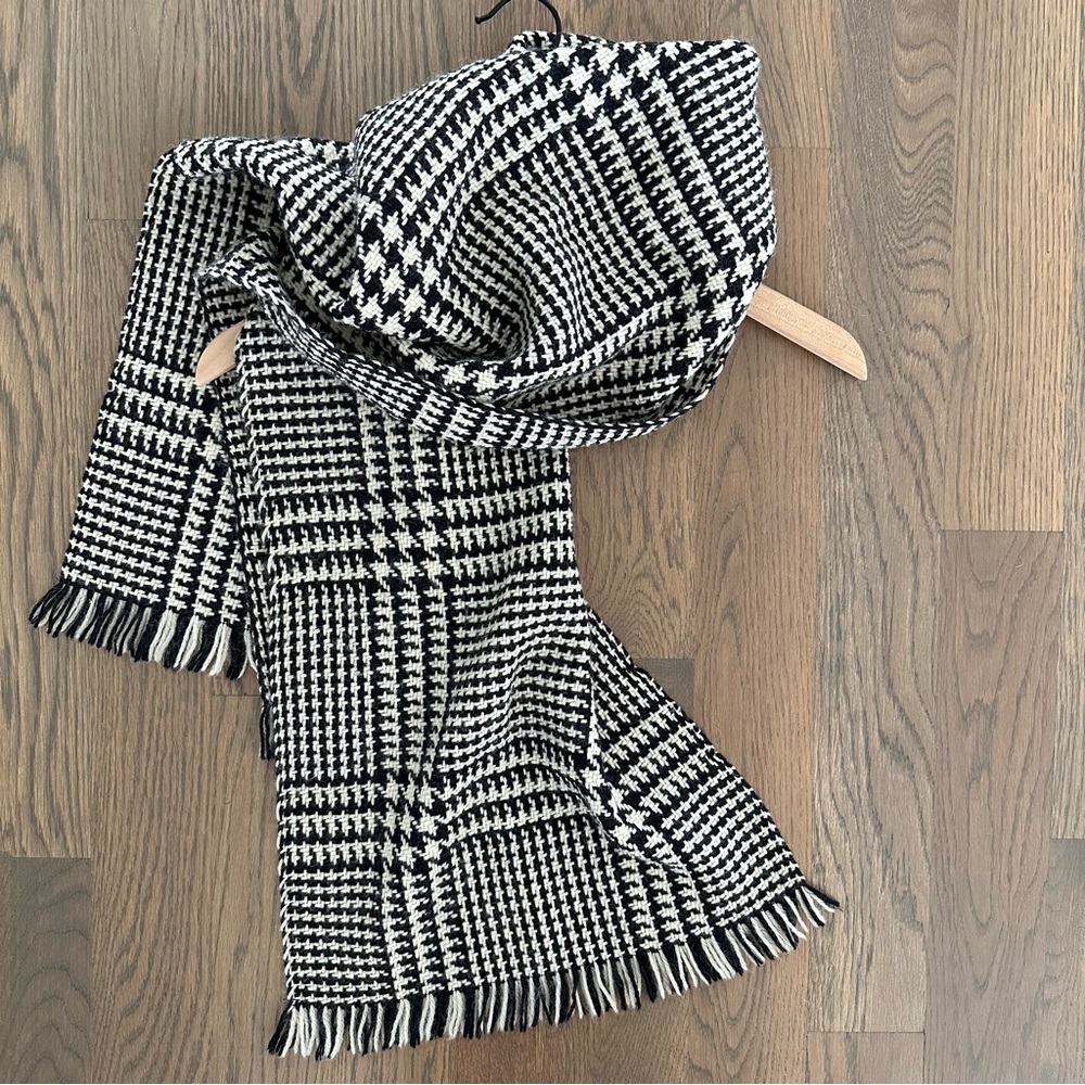 SOLD Anthropologie Vintage 100% Wool Houndstooth Woven Scarf in Black and Cream - Picture 7 of 7